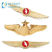 Aleación de zinc de metal personalizado de alta calidad en relieve 3d chapado en oro alas de piloto forma insignias de aerolínea de aviación para recuerdo
